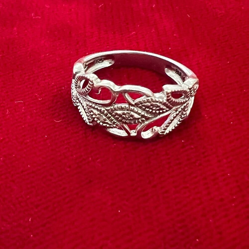 Sterling silver vintage floral ring